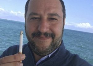 Salvini-Elisa Isoardi, il ministro ora riprende a fumare: "Solo una debolezza momentanea..."