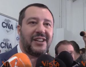 Rifiuti, Salvini: "Invidio Di Battista che mi redarguisce dalle spiagge del Guatemala" VIDEO
