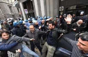 Napoli, tensione al sit-in contro Salvini: ferito un manifestante (foto d'archivio Ansa)