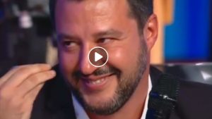 Salvini canta Albachiara da Costanzo. Il finto Vasco si indigna: "Non voglio quel fascista". Ma era un fake