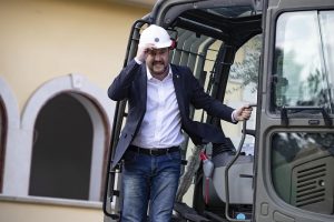 Salvini sulla ruspa demolisce la villa dei Casamonica 5