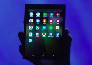 Samsung, smartphone pieghevole che diventa grande come un tablet
