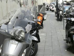 Ti sequestrano la moto o lo scooter? Non puoi circolare ma la custodia è a tuo carico