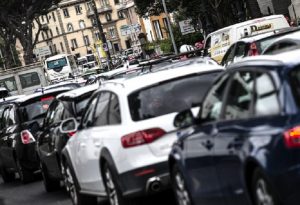 Torino, piazza Baldissera: traffico in tilt. Due ore per fare tre chilometri (foto d'archivio Ansa)