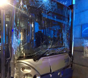 Torino, scontro nella notte tra auto e bus della movida: 9 feriti