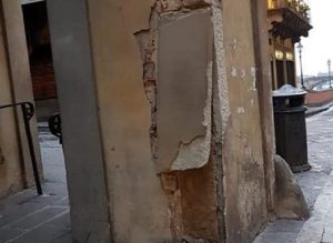 Corridoio Vasariano di Firenze danneggiato: auto finisce contro colonna, poi scappa