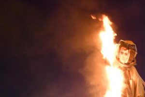 Ncc bruciano in piazza manichino di Di Maio "schiavo dei tassisti"