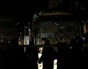 Egitto, bomba contro bus di turisti vicino alle Piramidi: 2 morti e diversi feriti 02