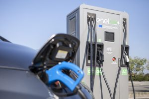 Auto elettriche, Enel X attiva la prima colonnina di ricarica veloce in autostrada, al Q8 di Rho Sud