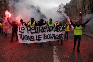 Gilet gialli, scontri in Francia. Appello governo per manifestazione sabato