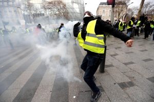 Parigi, corteo dei gilet gialli: lacrimogeni e barricate sugli Champs Elysees