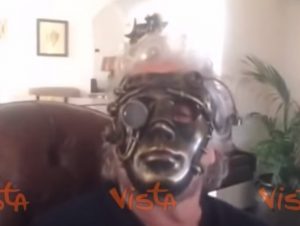 Beppe Grillo in maschera aspetta Godot M5s: "Non sappiamo dove andiamo" VIDEO