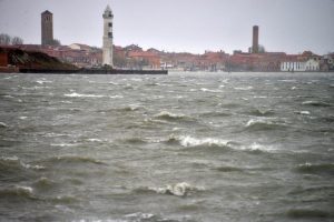 Venezia: scontro tra due barche in Laguna, un disperso e due persone salvate