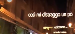 Bologna, luminarie natalizie dedicate a Lucio Dalla con errore: “pò” scritto con l’accento 