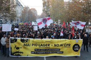 Milano, corteo contro decreto Sicurezza: slogan contro Salvini 7