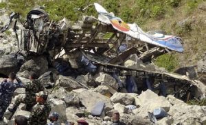 Nepal: pullman pieno di studenti nel burrone, almeno 23 morti
