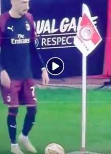 Olympiacos-Milan, Castillejo-Calhanoglu e il calcio d'angolo più stupido di sempre (VIDEO)
