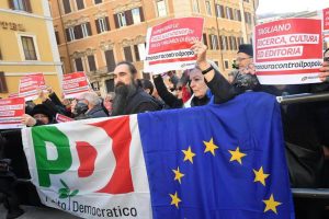 Manovra, Pd in piazza davanti alla Camera. "Salvini-Di Maio autisti ubriachi"