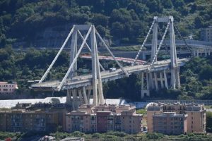 Ponte Morandi, il professore Calvi: "Gli stralli non hanno causato il crollo" (foto Ansa)