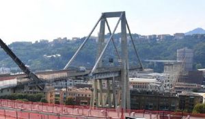 Ponte Morandi, sfollati preoccupati: tempi troppo stretti per la cessione degli immobili (foto Ansa)