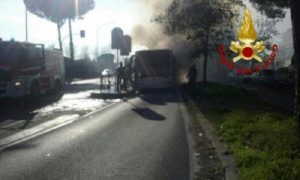 Roma, autobus a fuoco sulla Pontina: conducente Atac si salva uscendo dal finestrino