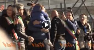 Matteo Salvini prende in braccio la figlia sul palco di Piazza del Popolo a Roma