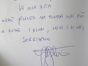Salvini al Memoriale dell'Olocausto, nel messaggio scrive "xché non accada mai più" come un sms