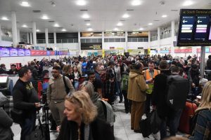 Londra, droni sulla pista di Gatwick: aeroporto chiuso 4