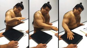 Takayasu Akira, ecco come firma gli autografi un vero lottatore di sumo VIDEO