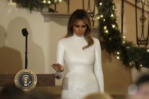 Melania Trump, abito bianco troppo aderente 111