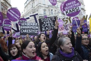 Turchia: uccise il marito che cercava di violentarla, assolta per legittima difesa