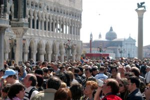 Venezia, con la manovra arriva il ticket di ingresso: da 2,5 a 10 euro per chi entra in città
