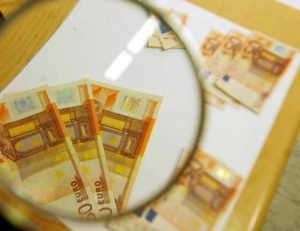 Svizzera: banconote da 50 euro made in China, due ticinesi provano a pagarci il brindisi di Capodanno