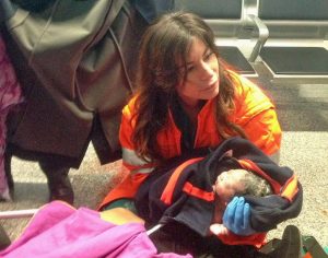 Fiumicino, va in travaglio poco prima dell'imbarco: passeggera partorisce in aeroporto