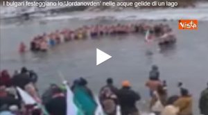 Bulgari festeggiano lo ‘Jordanovden’ nelle acque gelide del lago bulgaro VIDEO (video Vista)