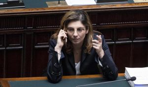 Laura Castelli a processo: per il pm di Torino nel 2016 diffamò candidata Pd con post offensivo