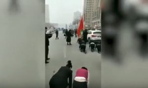 Cina, dipendenti costrette a gattonare in strada