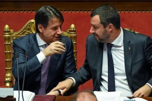 Giuseppe Conte o Salvini: uno sarà bastonato. Quei 10 migranti o entrano o non entrano
