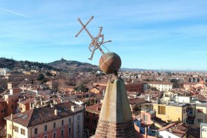 Terremoto Romagna, a Bologna la croce sul campanile della chiesa di Sant'Isaia si è inclinata FOTO