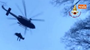 Motociclista precipita in un burrone: lo spettacolare salvataggio in elicottero dei Vigili del Fuoco VIDEO