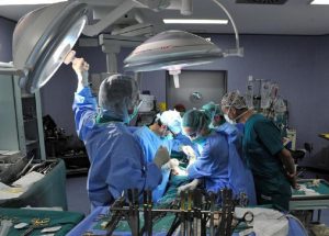 Torino, ricostruito esofago della bimba nata senza: il primo pasto a 3 anni