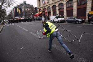 Gilet gialli, scontri e feriti a Parigi. Turisti bloccati al Musée d'Orsay