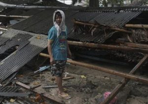 Indonesia, la moda (economica) per sballarsi: bollire gli assorbenti usati e bere l'acqua contaminata (foto d'archivio Ansa)