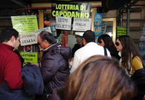 Lotteria Italia, biglietto da un milione di euro venduto in una tabaccheria di Torino in corso Traiano (foto d'archivio Ansa)