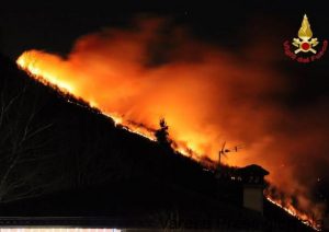 Varese, brucia il Monte Martica: distrutti dalle fiamme 100 ettari di bosco