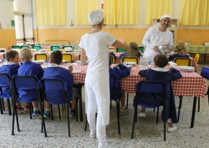 Mensa scolastica, piatti biodegradabili si sciolgono col cibo caldo: ritirati 4mila pezzi