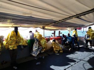 Migranti: altro barcone alla deriva nel Mediterraneo con 100 persone. Sos a bordo: "Stiamo congelando"