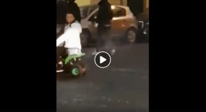 Napoli, su mini moto col figlio parla al cellulare senza casco 