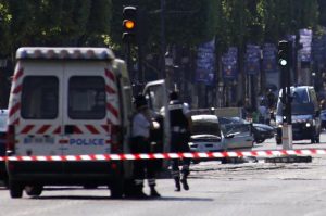 Parigi, esplosione in una boulangerie nel quartiere dell'Opera: palazzo in fiamme, ci sono feriti