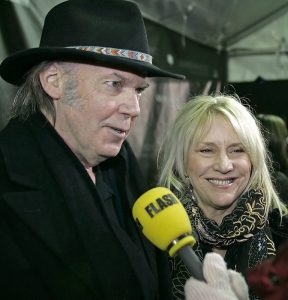 Pegi morta, addio cantante ed ex moglie Neil Young